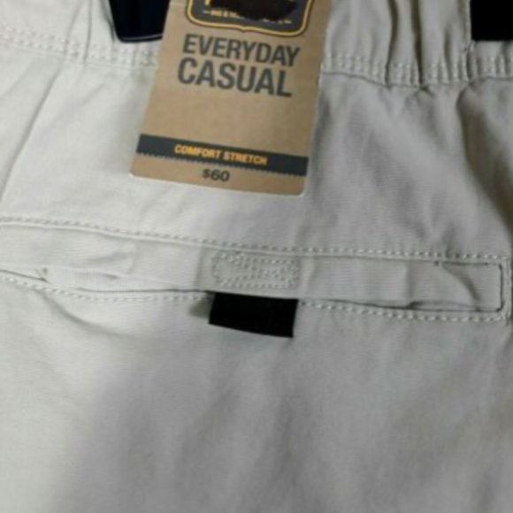 Foundry Everyday Casual Comfort Stretch Pale Khaki Belted Shorts Mens Size 32 LT - Picture 3 of 6